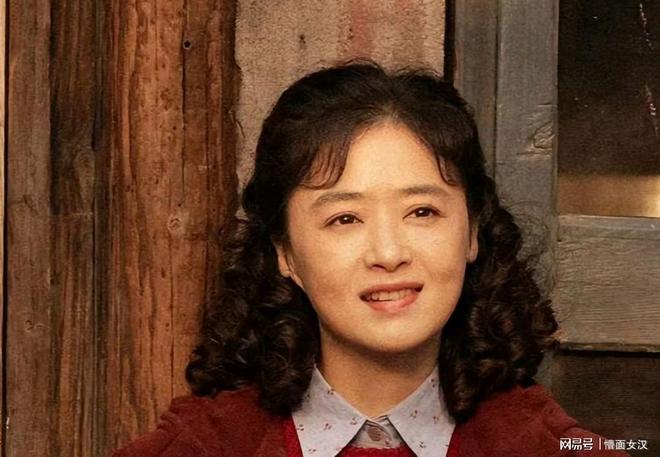 蒋欣山东被偶遇，素颜疲惫一脸老态，收粉丝礼物表情不耐烦__蒋欣山东被偶遇，素颜疲惫一脸老态，收粉丝礼物表情不耐烦