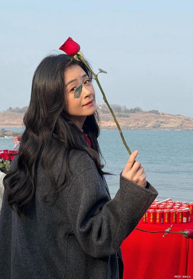 蒋欣山东被偶遇，素颜疲惫一脸老态，收粉丝礼物表情不耐烦__蒋欣山东被偶遇，素颜疲惫一脸老态，收粉丝礼物表情不耐烦