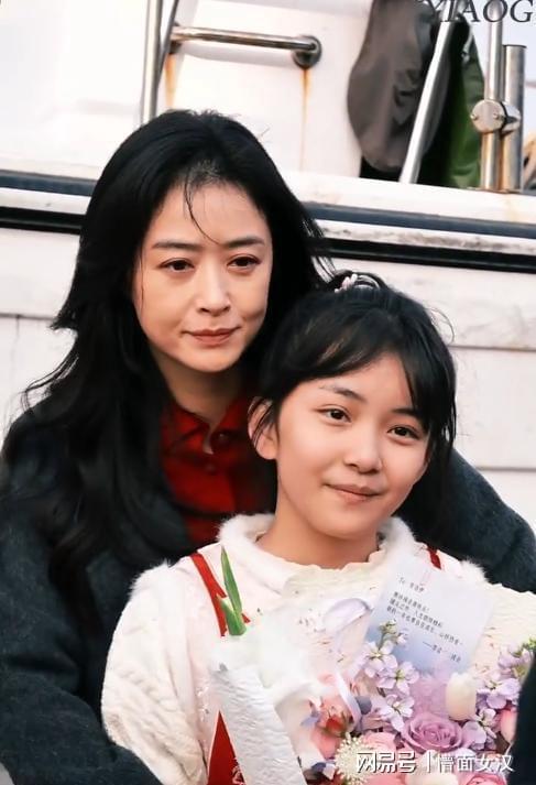 _蒋欣山东被偶遇，素颜疲惫一脸老态，收粉丝礼物表情不耐烦_蒋欣山东被偶遇，素颜疲惫一脸老态，收粉丝礼物表情不耐烦