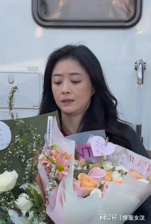 蒋欣山东被偶遇，素颜疲惫一脸老态，收粉丝礼物表情不耐烦_蒋欣山东被偶遇，素颜疲惫一脸老态，收粉丝礼物表情不耐烦_