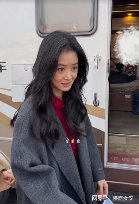 蒋欣山东被偶遇，素颜疲惫一脸老态，收粉丝礼物表情不耐烦_蒋欣山东被偶遇，素颜疲惫一脸老态，收粉丝礼物表情不耐烦_