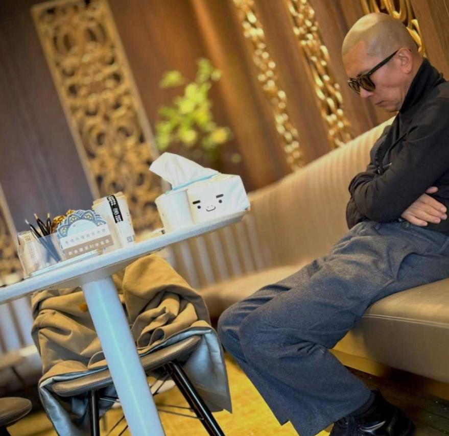 具俊晔休息室泪崩照曝光！一边听歌一边哭，卫生纸上写满大S名字_具俊晔休息室泪崩照曝光！一边听歌一边哭，卫生纸上写满大S名字_