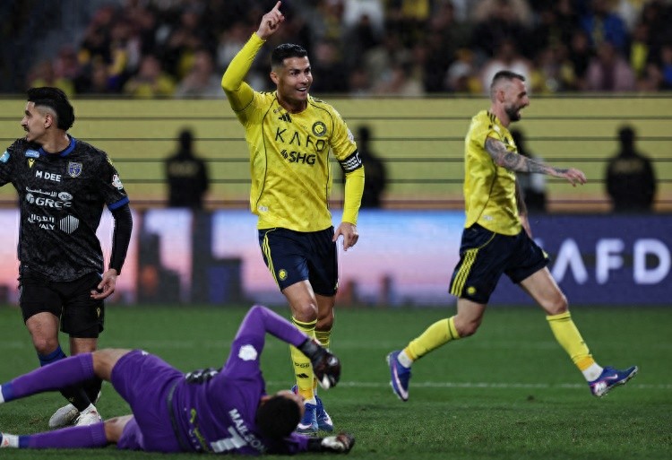 卡洛斯力挺：C罗不应该停止踢球，哪怕只有一条腿或爬着也要继续_卡洛斯力挺：C罗不应该停止踢球，哪怕只有一条腿或爬着也要继续_