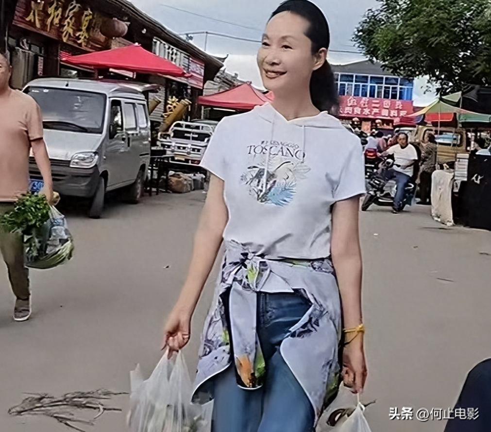 _与丈夫住农村，穿着朴素赶大集，59岁于文华才是真正的人间清醒_与丈夫住农村，穿着朴素赶大集，59岁于文华才是真正的人间清醒