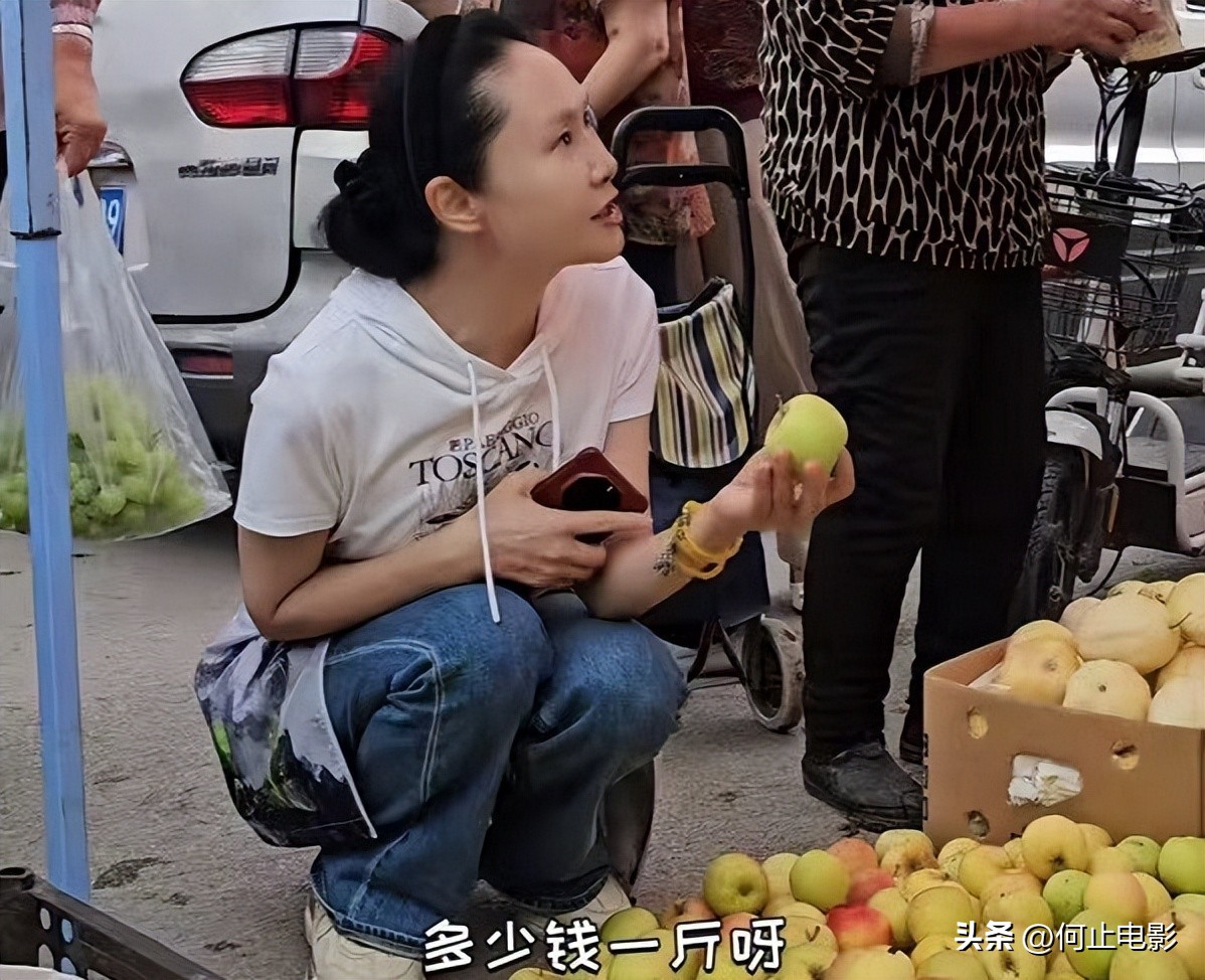 与丈夫住农村，穿着朴素赶大集，59岁于文华才是真正的人间清醒_与丈夫住农村，穿着朴素赶大集，59岁于文华才是真正的人间清醒_