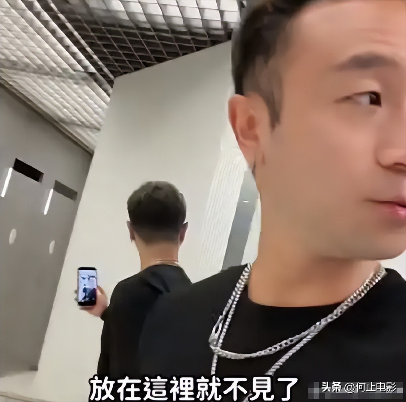 _台湾歌手上海丢万元外套！自称美国不会发生，以前说自己美国人_台湾歌手上海丢万元外套！自称美国不会发生，以前说自己美国人