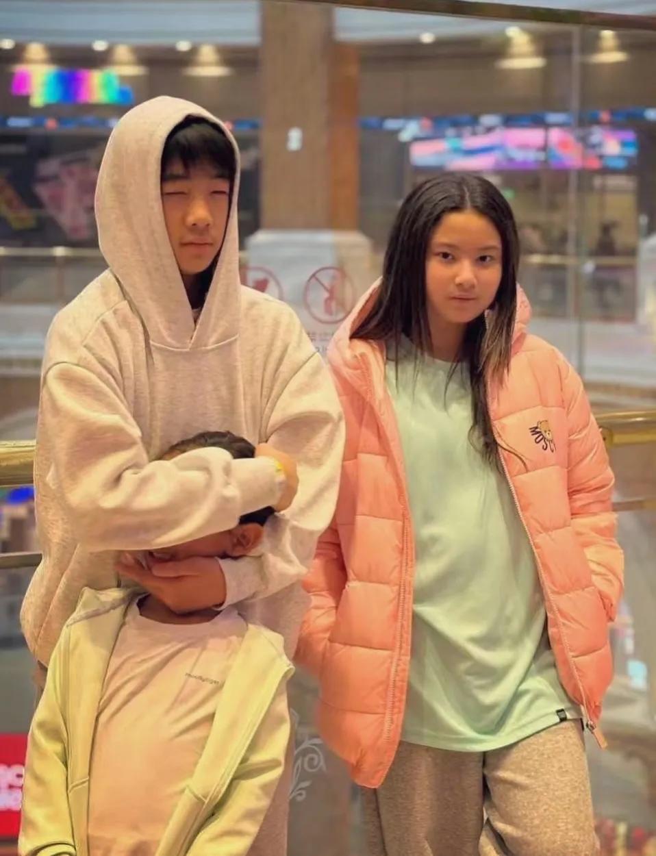 闺蜜逛街搞笑说说__闺蜜逛街发说说的句子