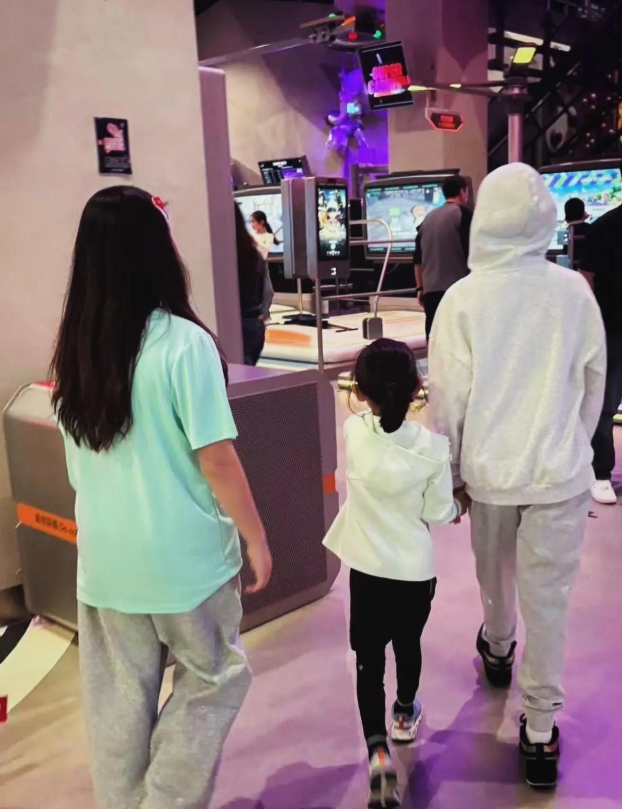 闺蜜逛街搞笑说说_闺蜜逛街发说说的句子_