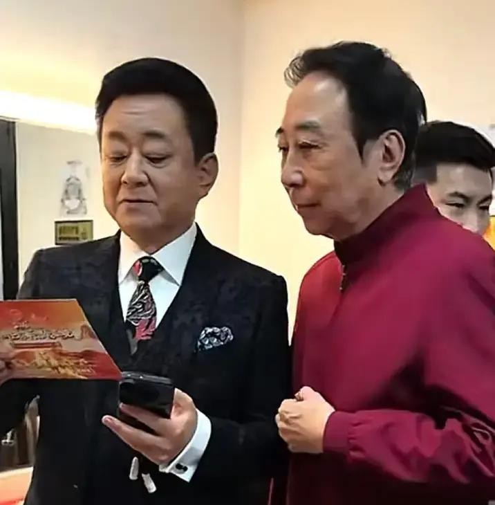 朱时茂陈佩斯回归，冯、潘、蔡、阎、鞠齐上阵，乐龄春晚封神了！__朱时茂陈佩斯回归，冯、潘、蔡、阎、鞠齐上阵，乐龄春晚封神了！