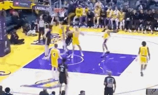 炸裂！血帽2米13大中锋！布朗尼打出生涯最强一战__炸裂！血帽2米13大中锋！布朗尼打出生涯最强一战