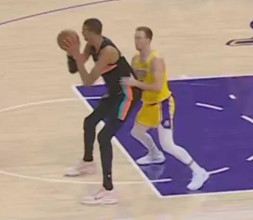 _炸裂！血帽2米13大中锋！布朗尼打出生涯最强一战_炸裂！血帽2米13大中锋！布朗尼打出生涯最强一战