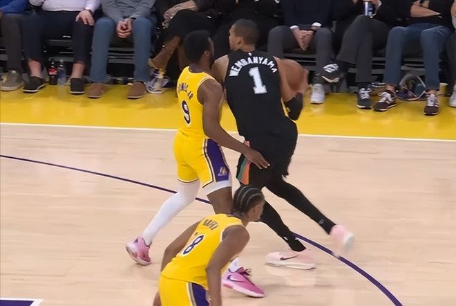 26分钟轰40+12！文班亚马暴打湖人，小将18分钟6犯，网友：洋悍僧_26分钟轰40+12！文班亚马暴打湖人，小将18分钟6犯，网友：洋悍僧_