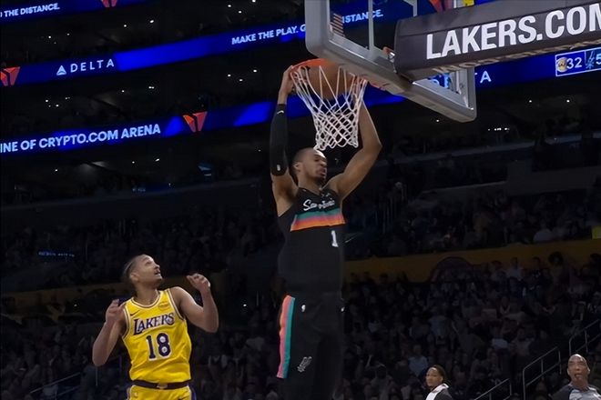 26分钟轰40+12！文班亚马暴打湖人，小将18分钟6犯，网友：洋悍僧__26分钟轰40+12！文班亚马暴打湖人，小将18分钟6犯，网友：洋悍僧