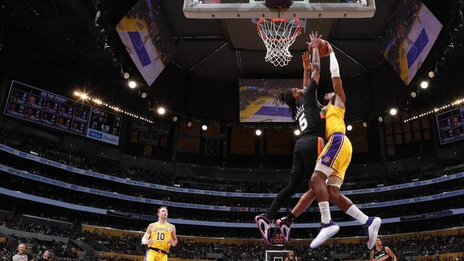 _湖人马刺詹姆斯5记三分_詹皇狂砍46分湖人胜骑士