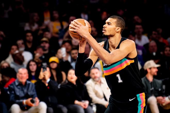 湖人马刺詹姆斯5记三分__詹皇狂砍46分湖人胜骑士