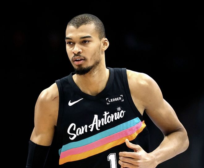 西亚卡姆30+6+4+3无缘今日最佳！对不起！文班创造了80年NBA纪录__西亚卡姆30+6+4+3无缘今日最佳！对不起！文班创造了80年NBA纪录