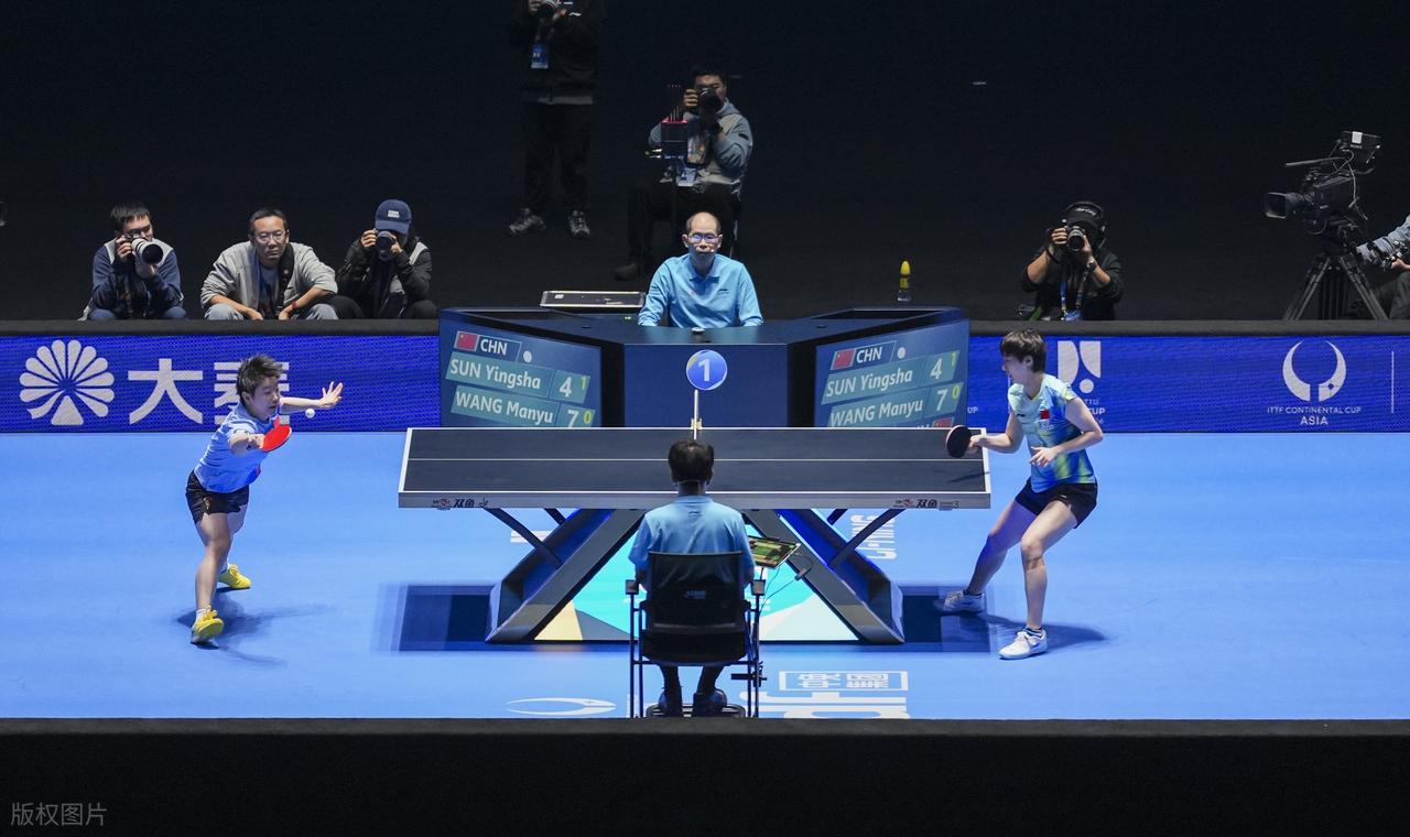 疯狂足球网—jrs直播_疯狂球迷冲进球场_