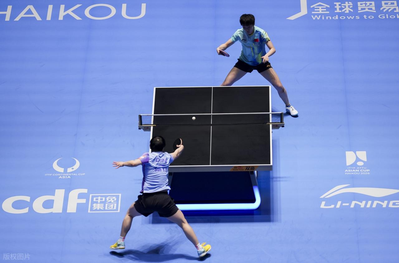 疯狂足球网—jrs直播__疯狂球迷冲进球场