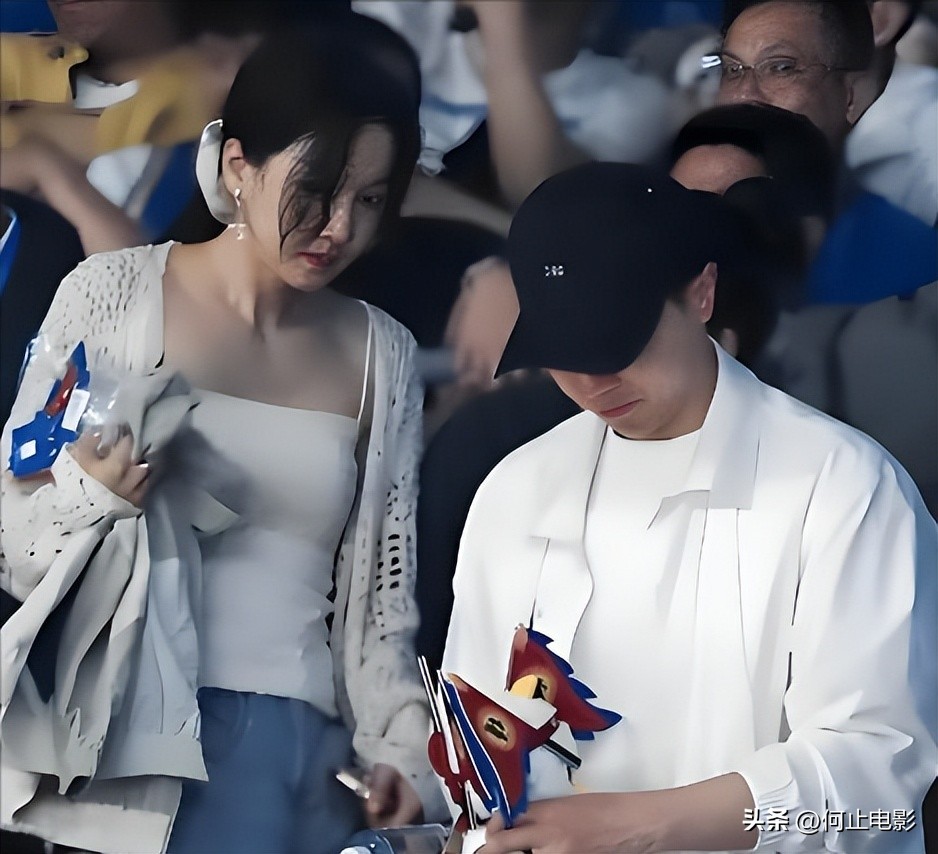 马龙一家在迪拜度假！夏露小腹隆起被疑二胎，背2万7麻布袋好抢镜__马龙一家在迪拜度假！夏露小腹隆起被疑二胎，背2万7麻布袋好抢镜