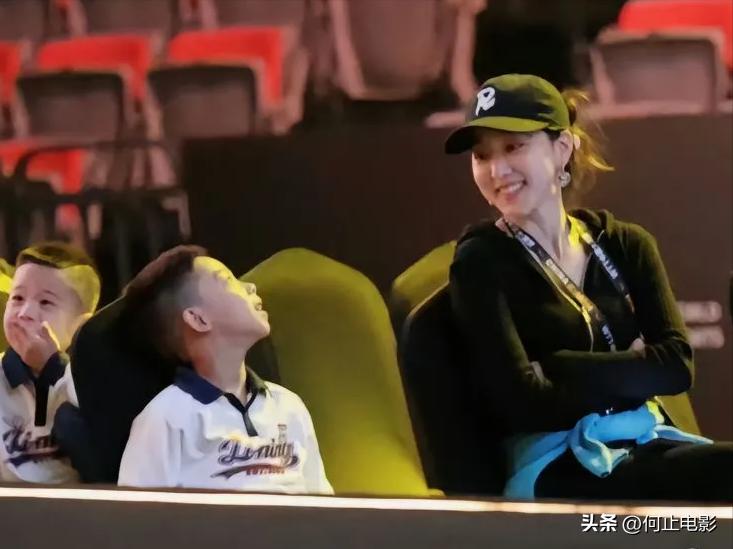 马龙一家在迪拜度假！夏露小腹隆起被疑二胎，背2万7麻布袋好抢镜_马龙一家在迪拜度假！夏露小腹隆起被疑二胎，背2万7麻布袋好抢镜_