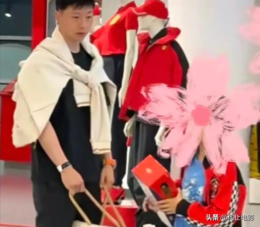 马龙一家在迪拜度假！夏露小腹隆起被疑二胎，背2万7麻布袋好抢镜__马龙一家在迪拜度假！夏露小腹隆起被疑二胎，背2万7麻布袋好抢镜