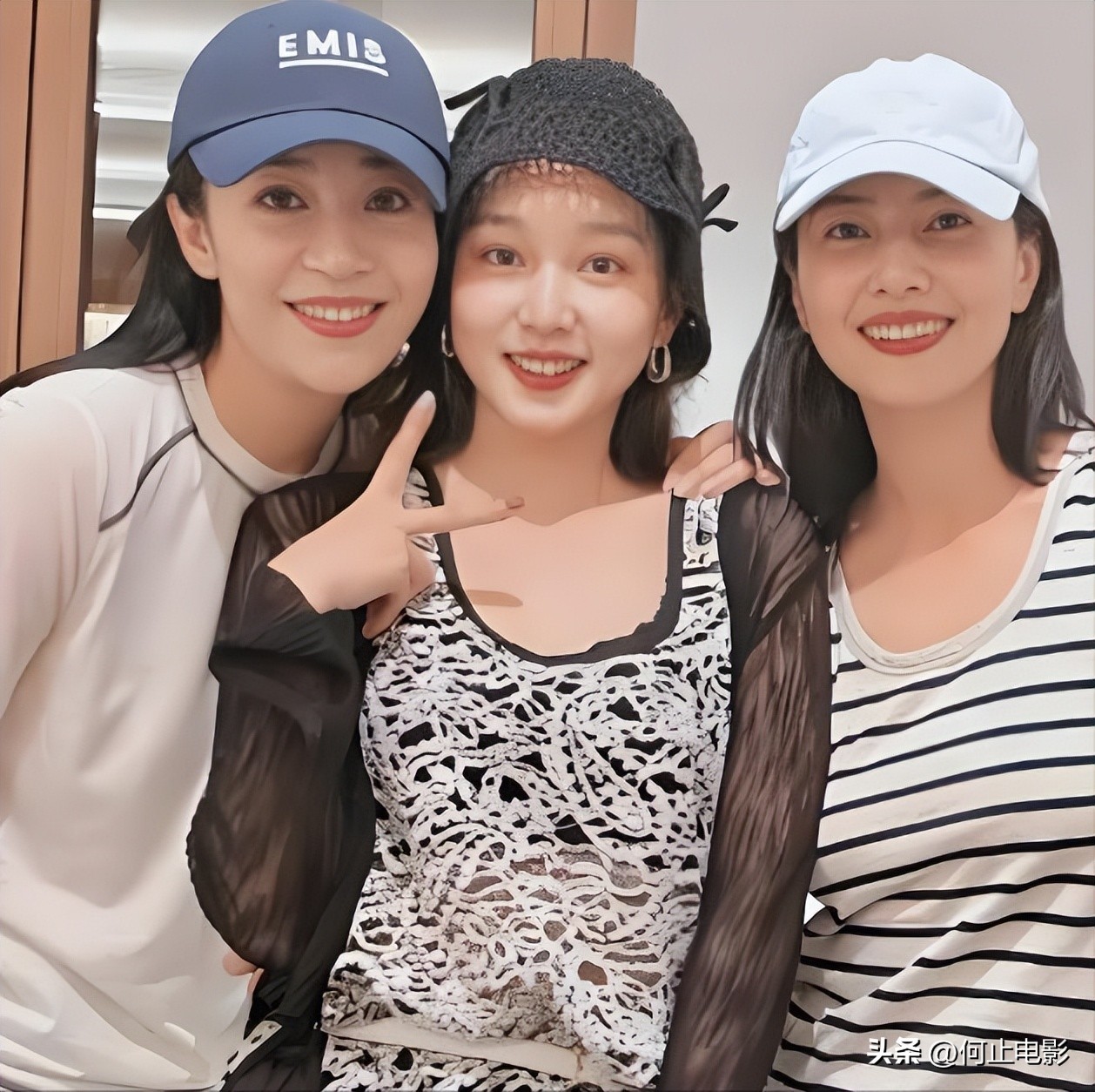 _马龙一家在迪拜度假！夏露小腹隆起被疑二胎，背2万7麻布袋好抢镜_马龙一家在迪拜度假！夏露小腹隆起被疑二胎，背2万7麻布袋好抢镜