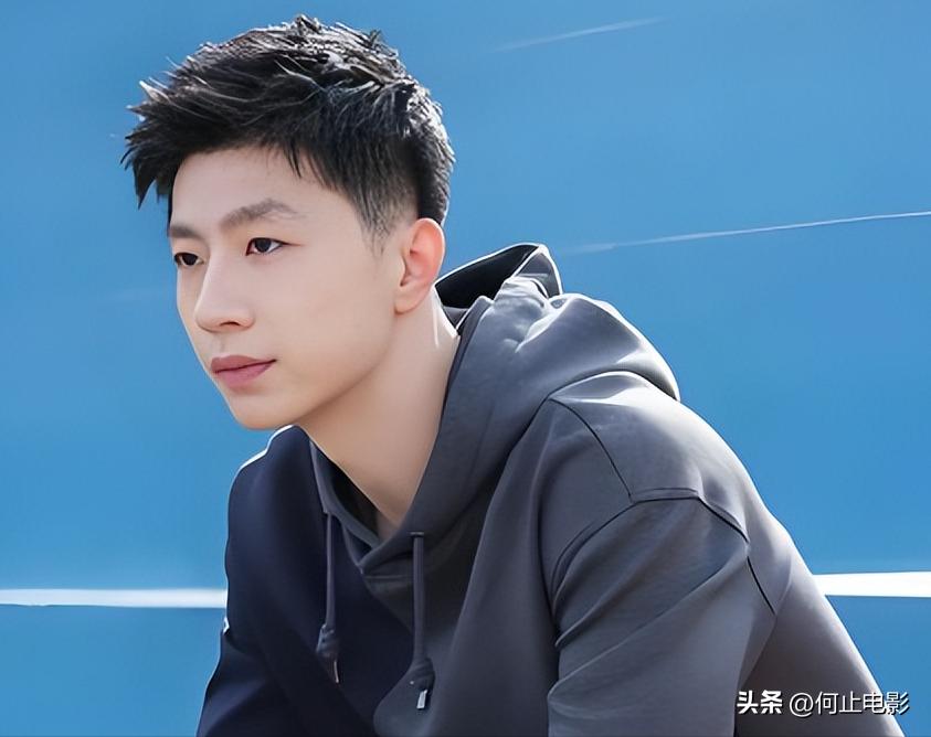 马龙一家在迪拜度假！夏露小腹隆起被疑二胎，背2万7麻布袋好抢镜__马龙一家在迪拜度假！夏露小腹隆起被疑二胎，背2万7麻布袋好抢镜