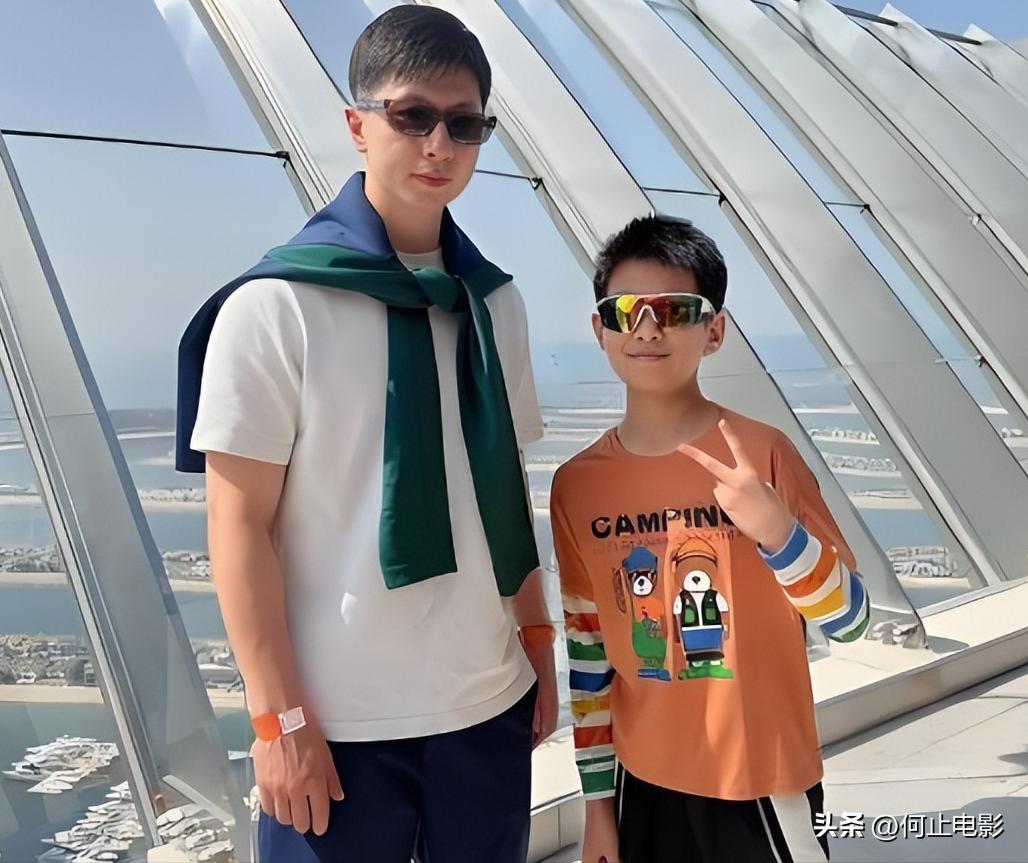 马龙一家在迪拜度假！夏露小腹隆起被疑二胎，背2万7麻布袋好抢镜_马龙一家在迪拜度假！夏露小腹隆起被疑二胎，背2万7麻布袋好抢镜_