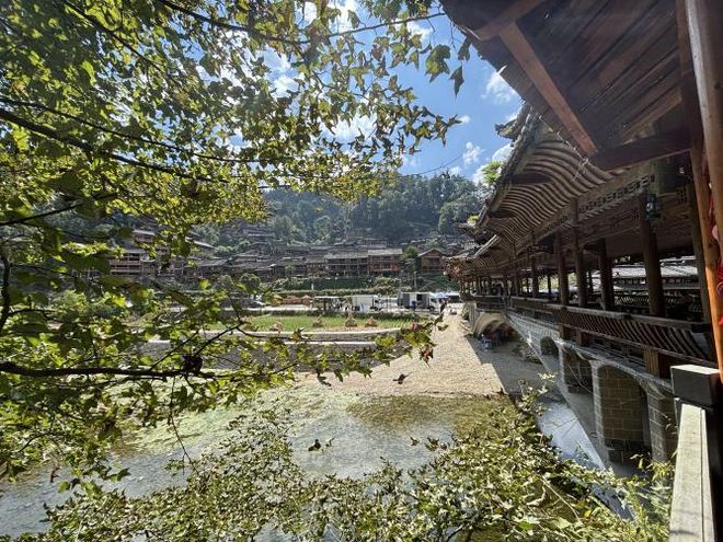 贵州非遗主题微短剧《群山上的“村T”》开播,来自大山里的时尚踏上“锦绣”前程__贵州非遗主题微短剧《群山上的“村T”》开播,来自大山里的时尚踏上“锦绣”前程