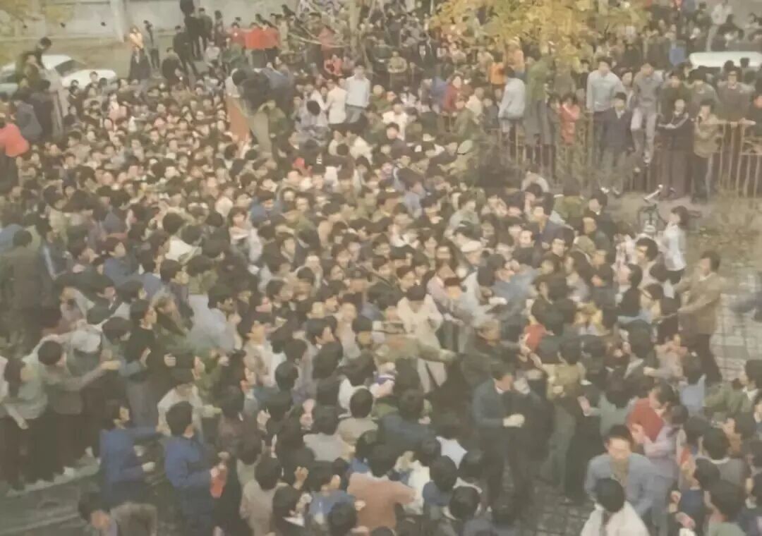 聂卫平出现在校园里的场景