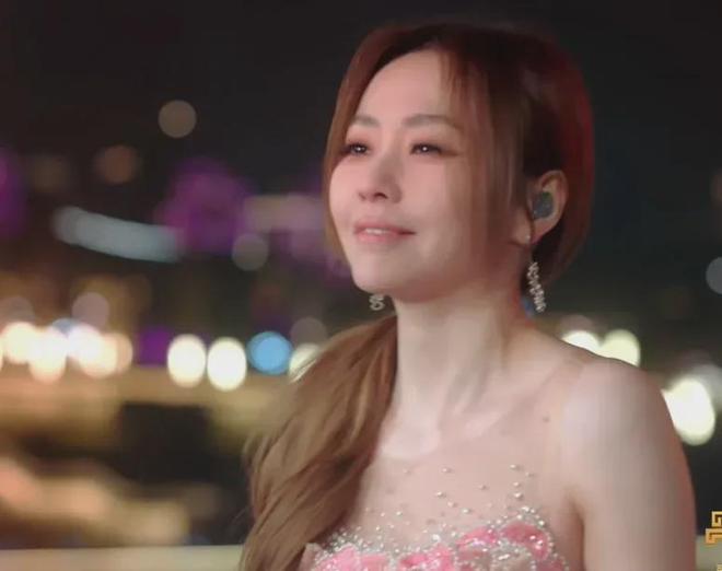 2021凤凰卫视春晚_2021央视牛年春晚凤凰传奇_