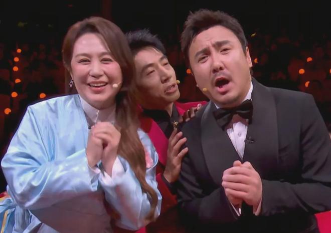 _2021凤凰卫视春晚_2021央视牛年春晚凤凰传奇