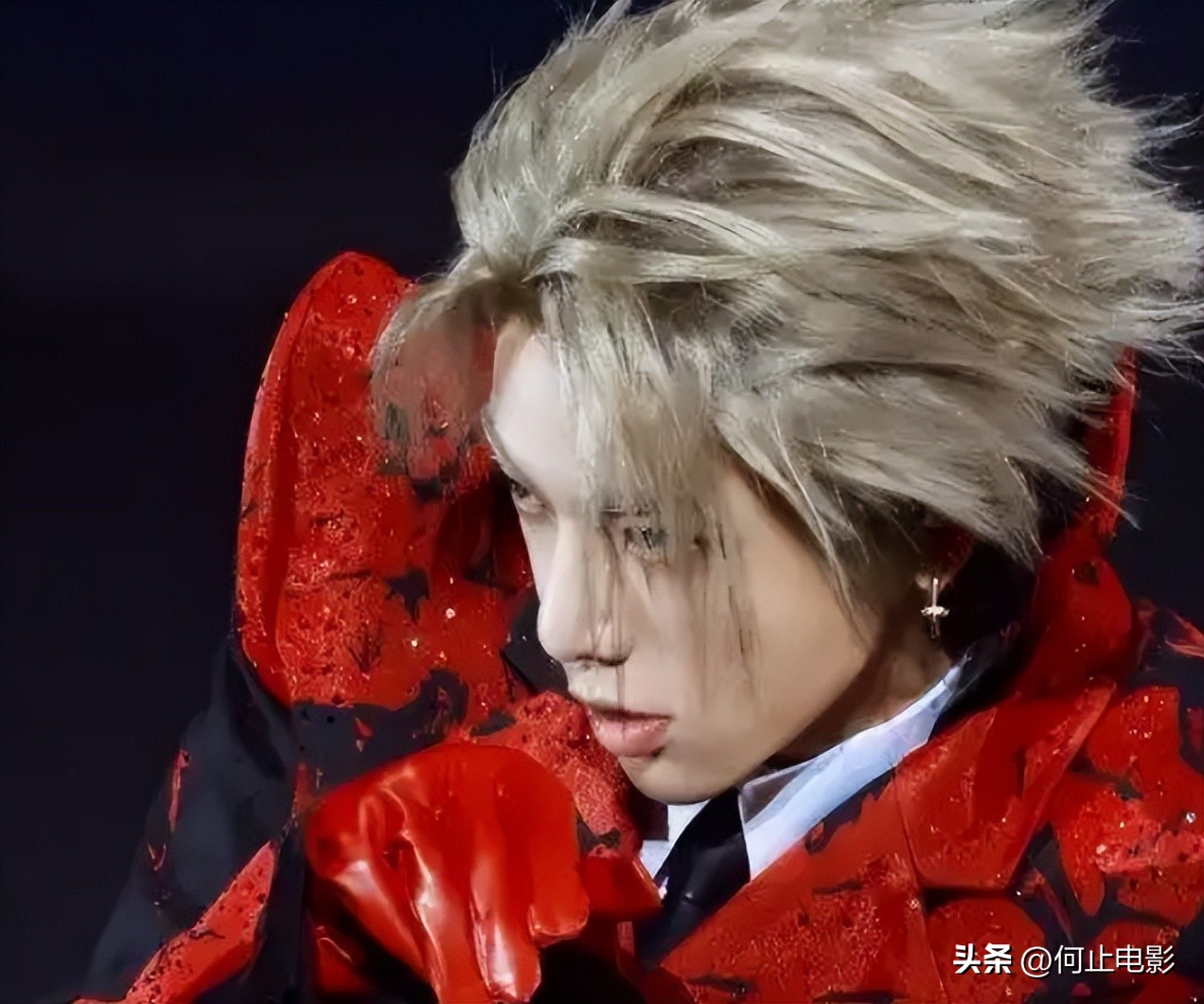 _沈腾宠华晨宇_沈腾摸到华晨宇那里