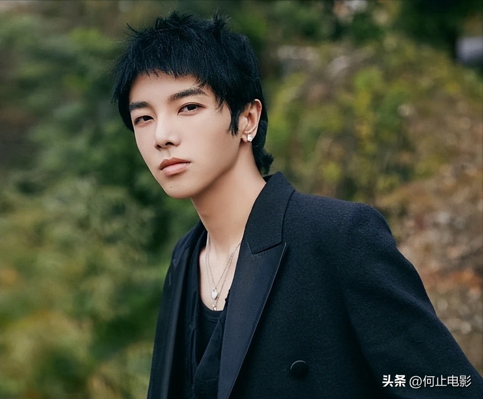 沈腾宠华晨宇_沈腾摸到华晨宇那里_