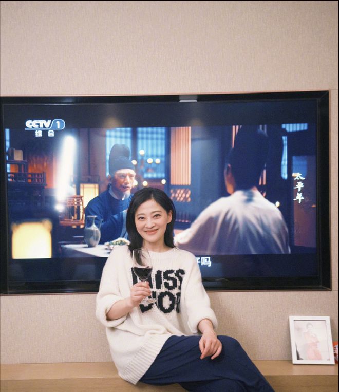 众星发文告别《太平年》，全员举杯共饮热酒，酒杯五花八门亮了__众星发文告别《太平年》，全员举杯共饮热酒，酒杯五花八门亮了