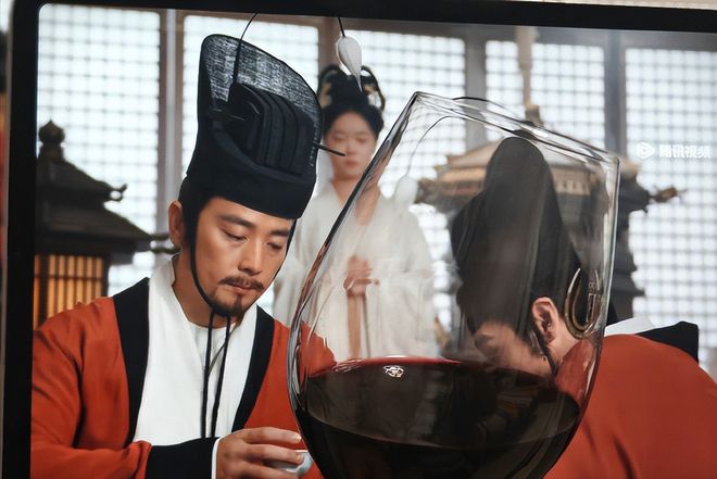 _众星发文告别《太平年》，全员举杯共饮热酒，酒杯五花八门亮了_众星发文告别《太平年》，全员举杯共饮热酒，酒杯五花八门亮了