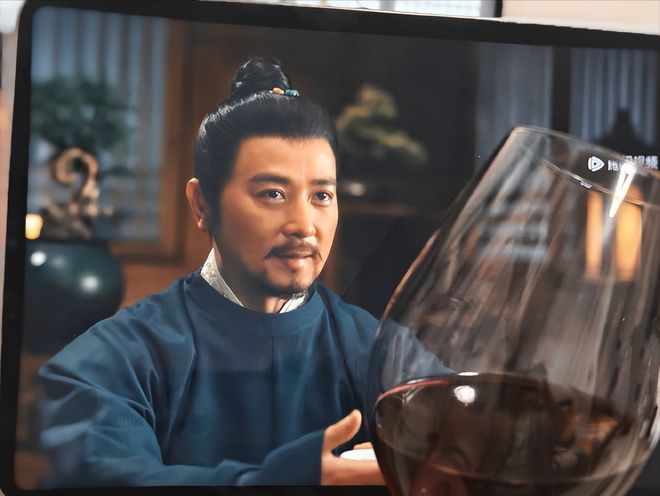 众星发文告别《太平年》，全员举杯共饮热酒，酒杯五花八门亮了_众星发文告别《太平年》，全员举杯共饮热酒，酒杯五花八门亮了_