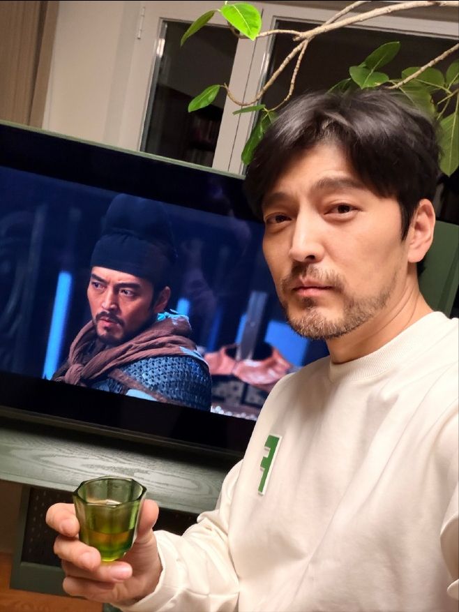 众星发文告别《太平年》，全员举杯共饮热酒，酒杯五花八门亮了_众星发文告别《太平年》，全员举杯共饮热酒，酒杯五花八门亮了_