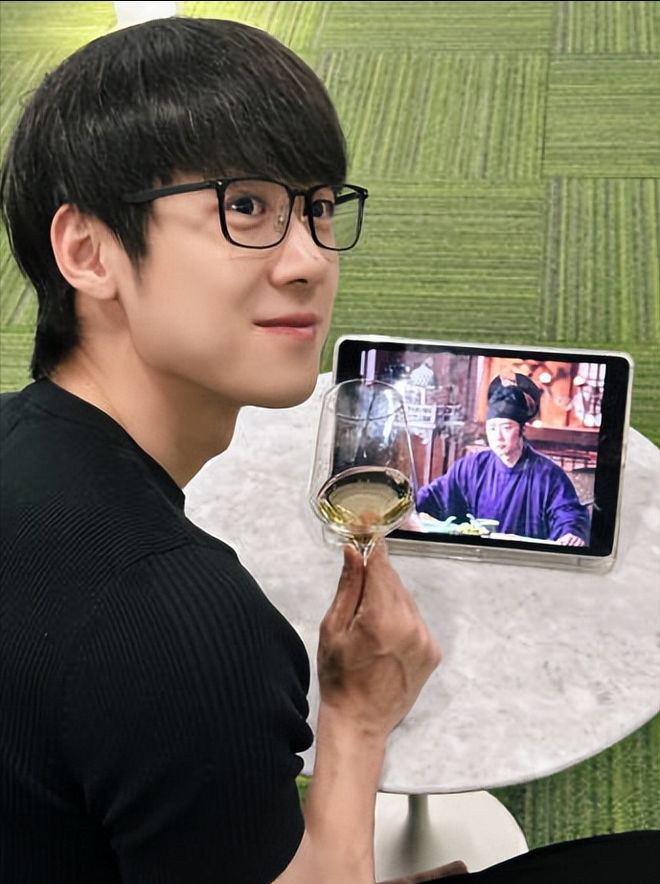 众星发文告别《太平年》，全员举杯共饮热酒，酒杯五花八门亮了_众星发文告别《太平年》，全员举杯共饮热酒，酒杯五花八门亮了_