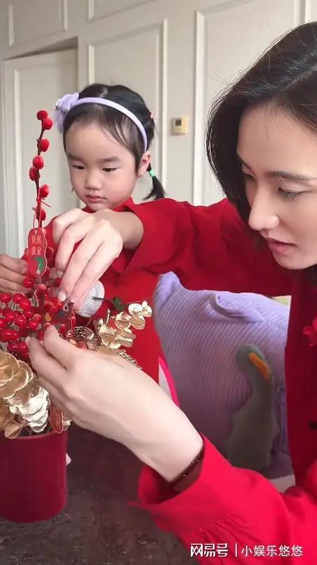 海哈金喜晒新年仪式感!穿红衣和女儿一起布置家,3岁夏夏好能干__海哈金喜晒新年仪式感!穿红衣和女儿一起布置家,3岁夏夏好能干