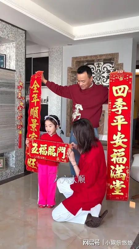 海哈金喜晒新年仪式感!穿红衣和女儿一起布置家,3岁夏夏好能干__海哈金喜晒新年仪式感!穿红衣和女儿一起布置家,3岁夏夏好能干