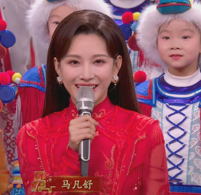 _马年春晚主持人状态好真实!刘心悦小虎牙抢镜,撒贝宁晒黑了_马年春晚主持人状态好真实!刘心悦小虎牙抢镜,撒贝宁晒黑了