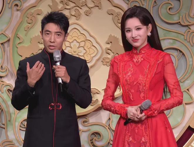 马年春晚主持人状态好真实!刘心悦小虎牙抢镜,撒贝宁晒黑了__马年春晚主持人状态好真实!刘心悦小虎牙抢镜,撒贝宁晒黑了