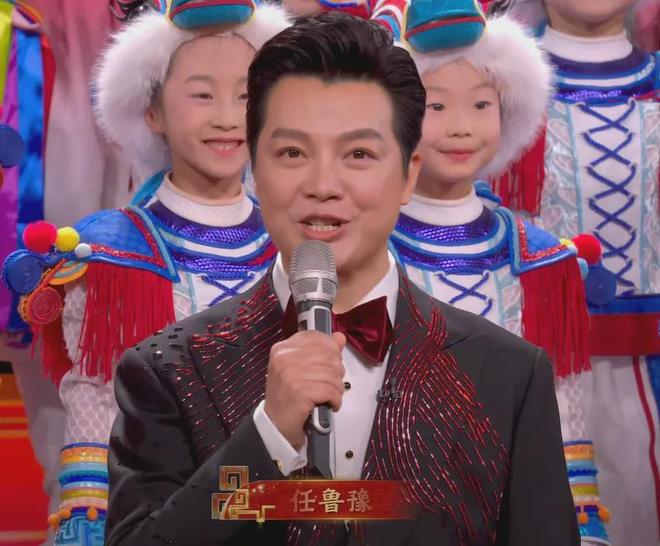 马年春晚主持人状态好真实!刘心悦小虎牙抢镜,撒贝宁晒黑了_马年春晚主持人状态好真实!刘心悦小虎牙抢镜,撒贝宁晒黑了_