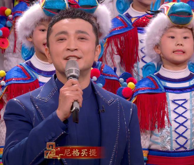 马年春晚主持人状态好真实!刘心悦小虎牙抢镜,撒贝宁晒黑了_马年春晚主持人状态好真实!刘心悦小虎牙抢镜,撒贝宁晒黑了_