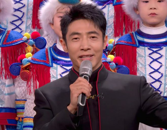 马年春晚主持人状态好真实!刘心悦小虎牙抢镜,撒贝宁晒黑了__马年春晚主持人状态好真实!刘心悦小虎牙抢镜,撒贝宁晒黑了