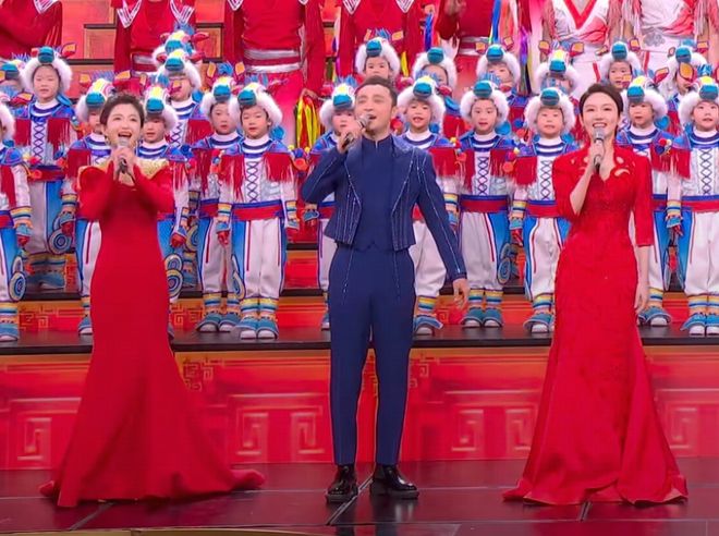 _马年春晚主持人状态好真实!刘心悦小虎牙抢镜,撒贝宁晒黑了_马年春晚主持人状态好真实!刘心悦小虎牙抢镜,撒贝宁晒黑了