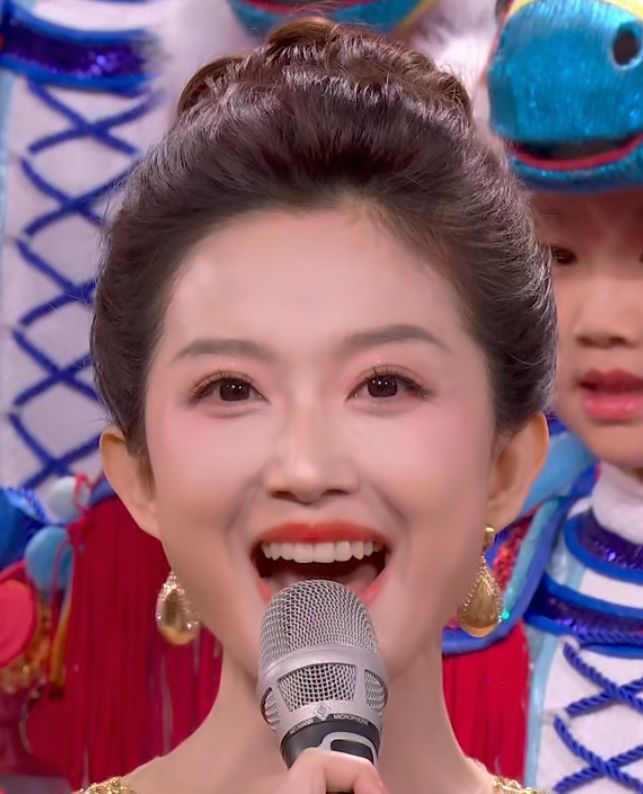 马年春晚主持人状态好真实!刘心悦小虎牙抢镜,撒贝宁晒黑了_马年春晚主持人状态好真实!刘心悦小虎牙抢镜,撒贝宁晒黑了_