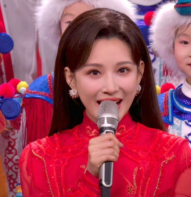 马年春晚主持人状态好真实!刘心悦小虎牙抢镜,撒贝宁晒黑了_马年春晚主持人状态好真实!刘心悦小虎牙抢镜,撒贝宁晒黑了_