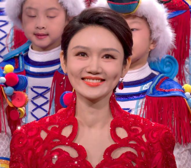 _马年春晚主持人状态好真实!刘心悦小虎牙抢镜,撒贝宁晒黑了_马年春晚主持人状态好真实!刘心悦小虎牙抢镜,撒贝宁晒黑了